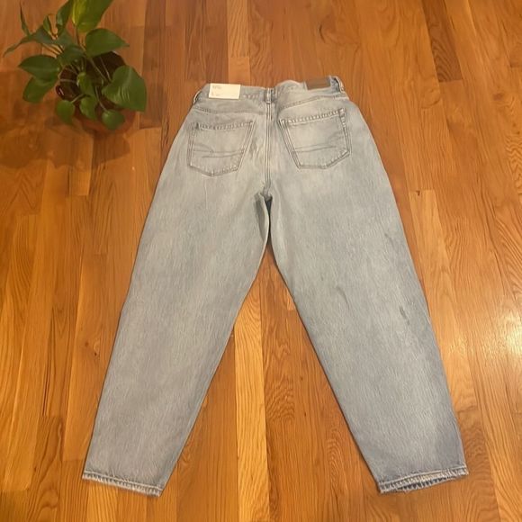American Eagle Relaxed Mom Jeans - Light Wash - Distressed - 6/28W - Picture 6 of 7